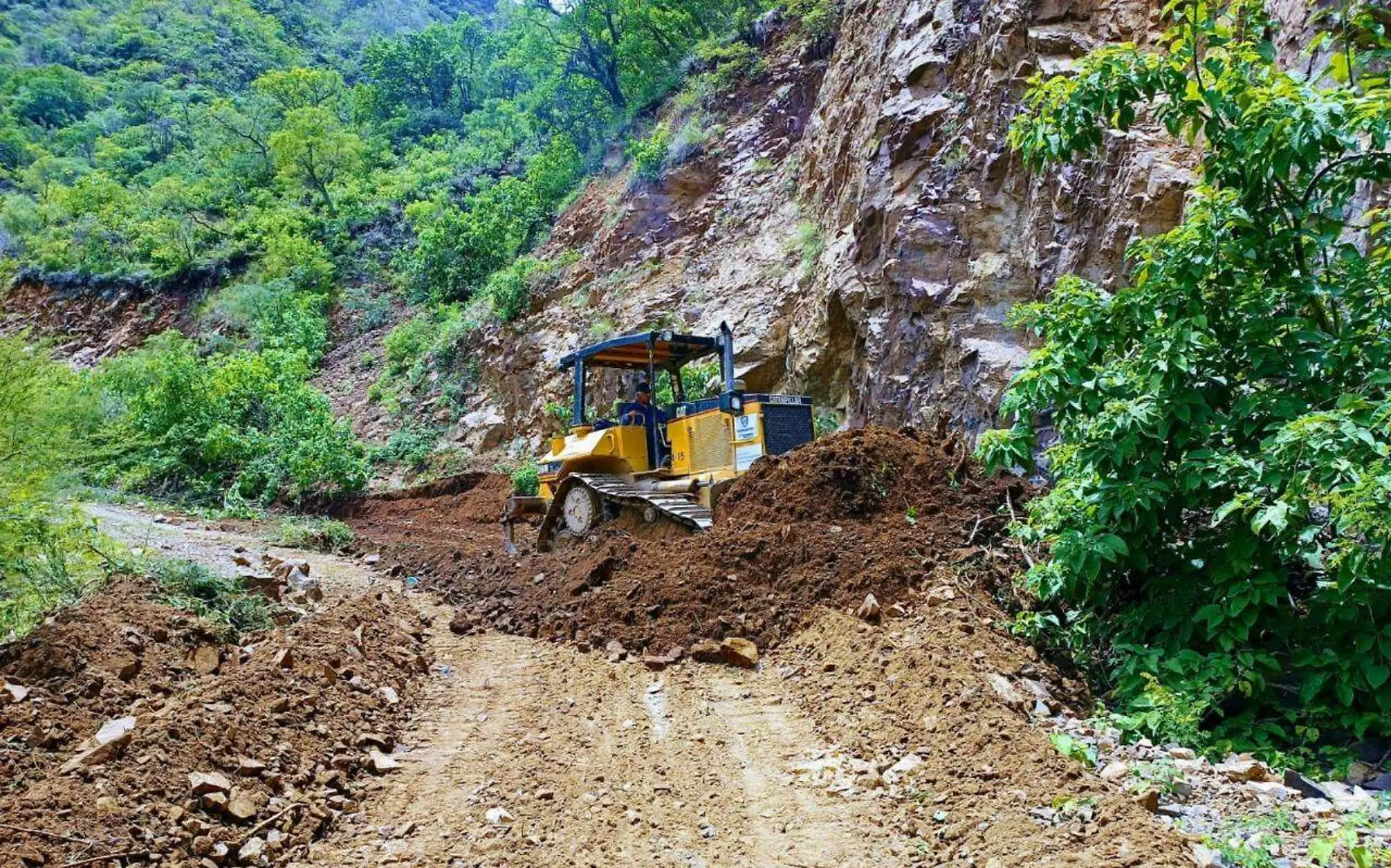 retira foto cortesia de gobierno delestado  se observa el avance en el desbloque del camino qu conduce de baborigame al rio guerachi